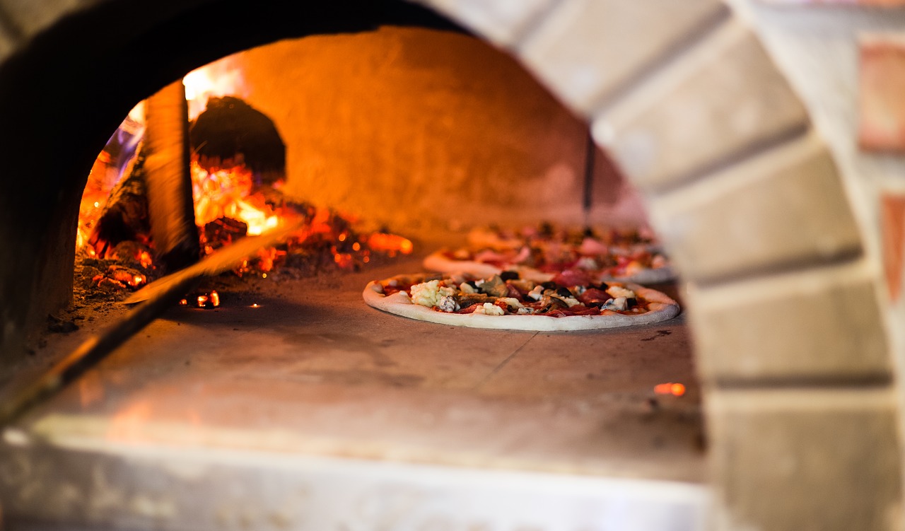 Wyposażenie do pizzerii: piece do pizzy opalane drewnem. Pizzeria Koszalin